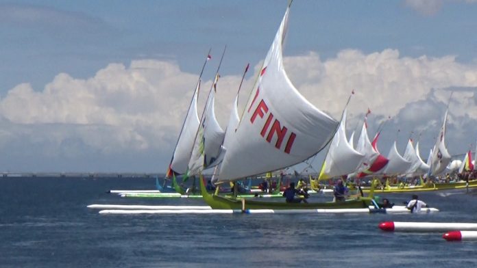 Deretan perahu saling adu cepat dalam lomba perahu layar di Selat Bali, Rabu (7/9/2022) siang.
