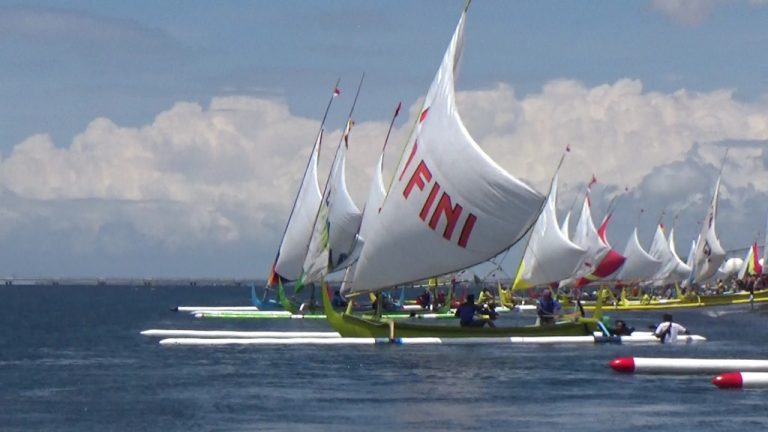 Deretan perahu saling adu cepat dalam lomba perahu layar di Selat Bali, Rabu (7/9/2022) siang.