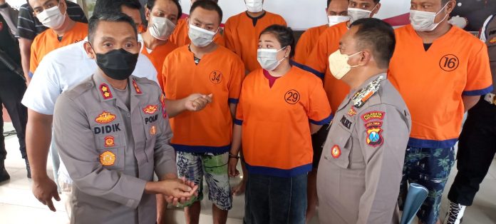 Tersangka SD bersama belasan tersanga narkoba diamankan di Polresta Banyuwangi, Rabu (7/9/2022) siang.