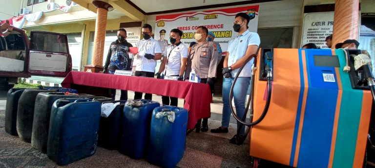 Polisi mengamankan barang bukti BBM bersubdisi yang ditimbun.