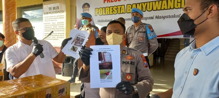 Polisi menunjukkan barang bukti foto burung dilindungi yang diperdagangkan.