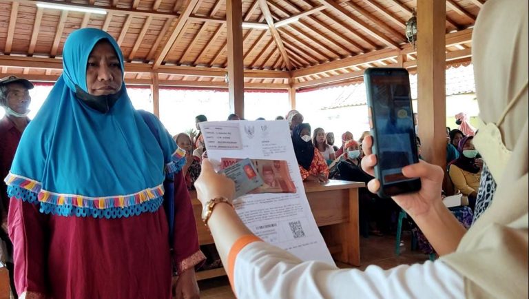 Warga Desa Kedungasri, Kecamatan Tegaldlimo, Banyuwangi mendapatkan pencairan BLT BBM, Senin (12/9/2022) siang.