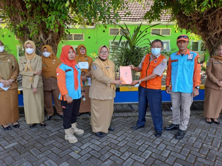 Siswa SMAN 1 Magetan Antusias Ikuti Praktik Pemadaman Kebakaran