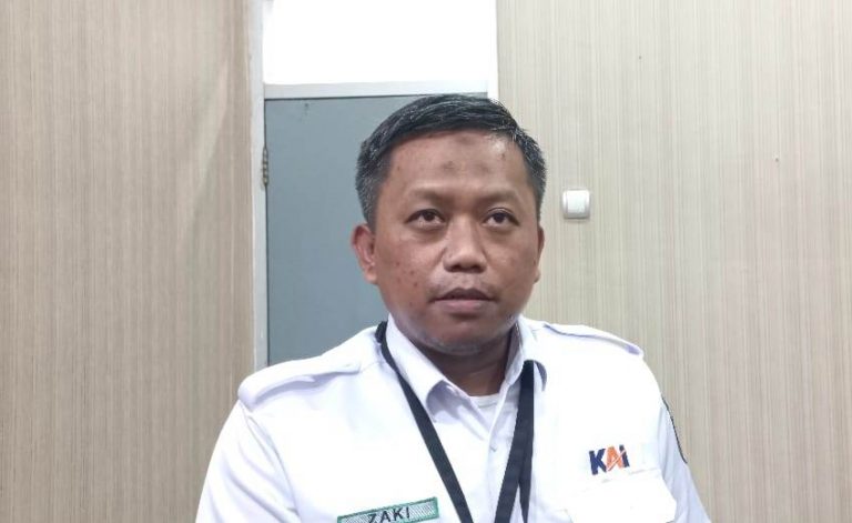 Manajer Hukum dan Humas PT.KAI Daop 9 Jember, Azhar Zaki memberikan keterangan kepada wartawan, Kamis (15/9/2022) malam.