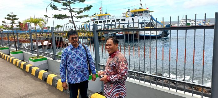Pengurus Gapasdap mengecek aktivitas penyeberangan di Pelabuhan Ketapang, Banyuwangi, Jumat (16/9/2022) siang.