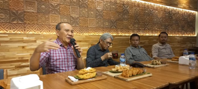 Ketua Satgas Waspada Investasi bersama Kepala OJK Jember dalam gesah bersama PWI Banyuwangi, Rabu (21/9/2022) malam.