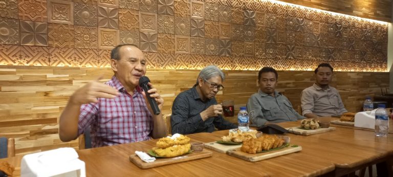 Ketua Satgas Waspada Investasi bersama Kepala OJK Jember dalam gesah bersama PWI Banyuwangi, Rabu (21/9/2022) malam.