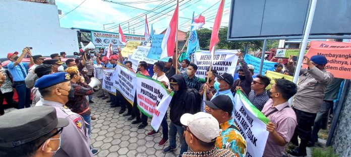 Massa dari Gapasdap Banyuwangi menggelar aksi menuntut kenaikan tarif penyeberangan, Jumat (23/9/2022).