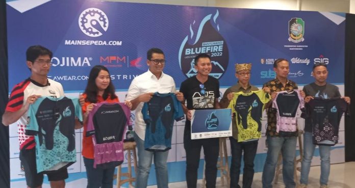 Panitia Banyuwangi Blue Fire Ijen KOM 2022 menunjukkan jersey usai konferensi pers, Jumat (24/9/2022) sore.