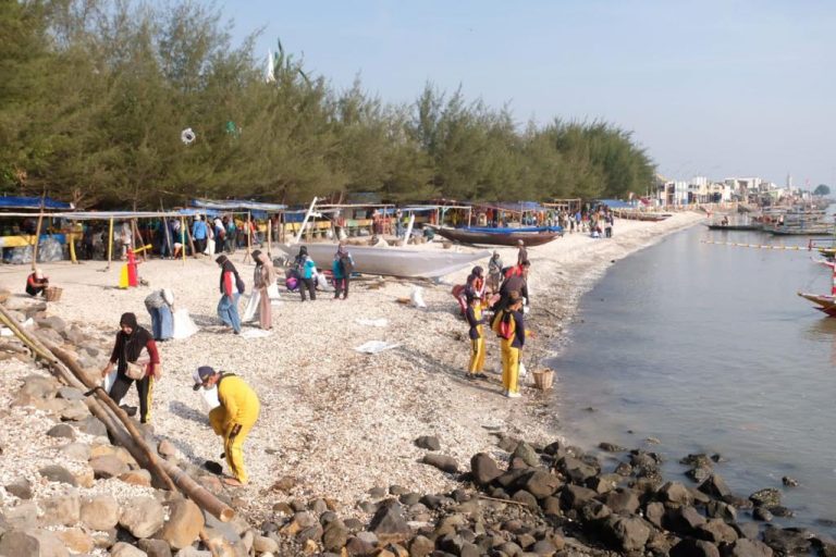 Peringati WCD 2022, Surabaya Bersihkan 1 Ton Sampah di Pantai Kenjeran