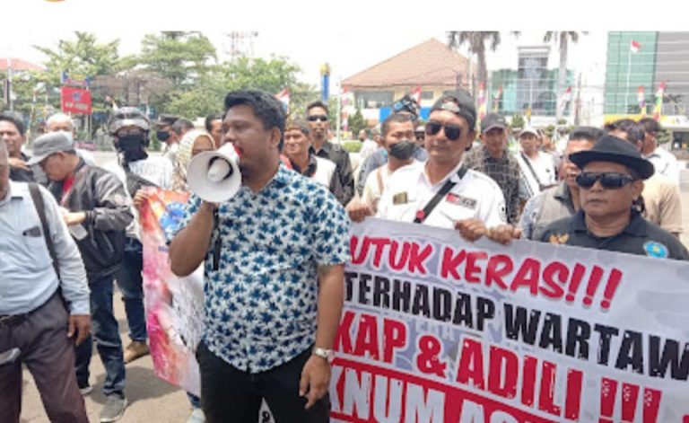 Solidaritas Penculikan dan Penganiayaan Wartawan, Puluhan Jurnalis Unjukrasa di Kantor Pemkab Karawang