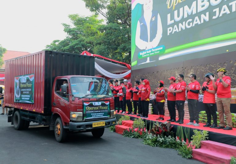 Gubernur Berangkatkan Puluhan Truk untuk Operasi Pasar Lumbung Pangan Jatim di 25 Titik Pasar