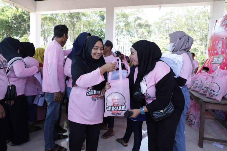 Relawan Srikandi Ganjar Jatim Bagikan Bansos untuk Masyarakat Prasejahtera