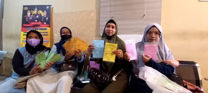 Wali murid MIN 1 Sobo, Banyuwangi melapor ke Polresta Banyuwangi, Selasa (27/9/2022) siang.