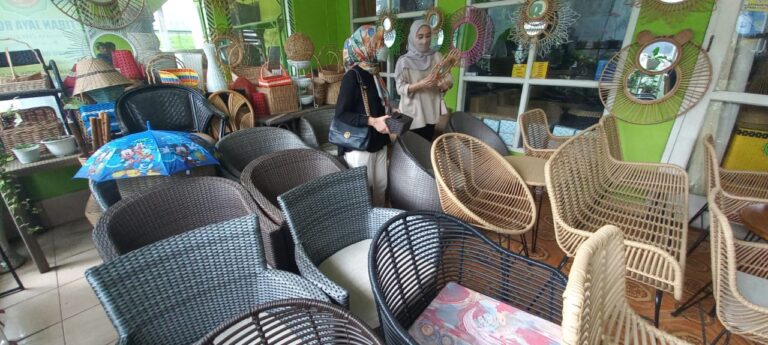 Inilah Imam, Juragan Mebel Rotan di Malang yang Menolak Kredit Bank