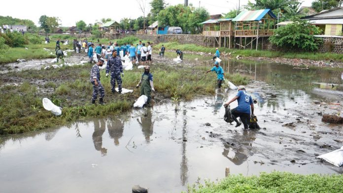 Aksi bersih-bersih sampah di sungai Kali Lo, Banyuwangi, Selasa (4/10/2022) pagi.