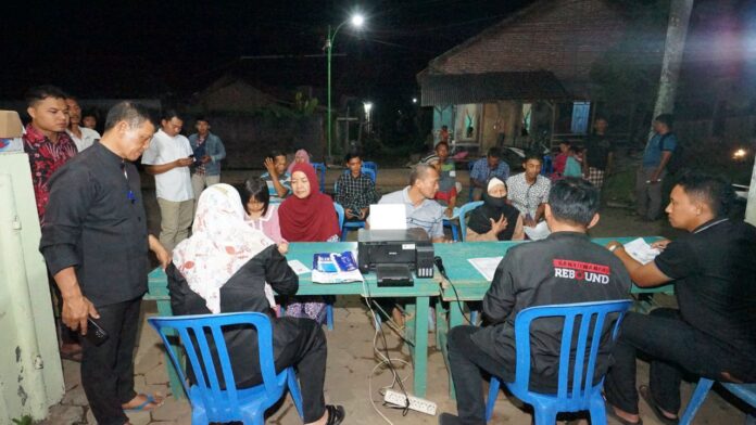 Warga terdampak banjir di Banyuwangi mendapatkan layanan adminduk, Kamis (21/10/2022) malam.