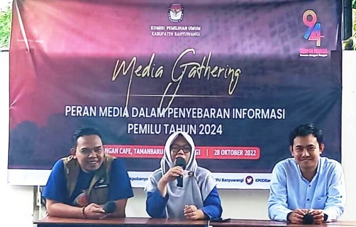 Komisioner KPUD Banyuwangi menjelaskan tahapan pemilu, Jumat (28/10/2022) siang/udi.