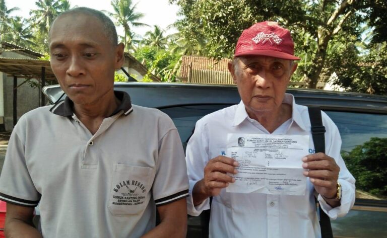 Ketua LSM Sorod Banyuwangi, H. Iphong Poniyahadi bersama warga yang dibantu pengobatan gratis/ist.