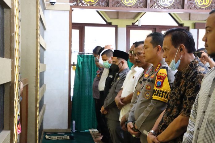 Polisi bersama supoter bola di Banyuwangi menggelar shalat ghaib tragedi Kanjuruhan, Malang.