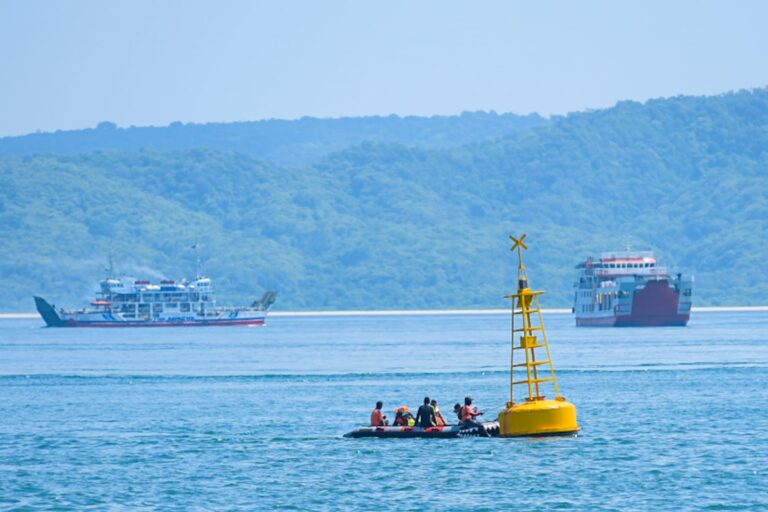 Simulasi penyelamatan kabel bawah laut di Selat Bali, Kamis (13/10/2022) siang.