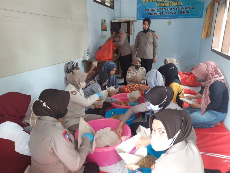 Kompak, Puluhan Polwan Siapkan Makanan untuk Korban Banjir di Banyuwangi
