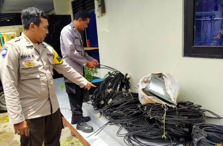 Polisi menunjukkan barang bukti kabel listrik curian, Jumat (21/10/2022) siang.