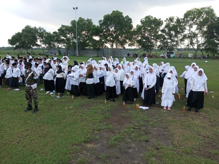 Tanamkan Disiplin, Pelajar MI Khoirul Huda Ikuti Upacara HSN Sidoarjo