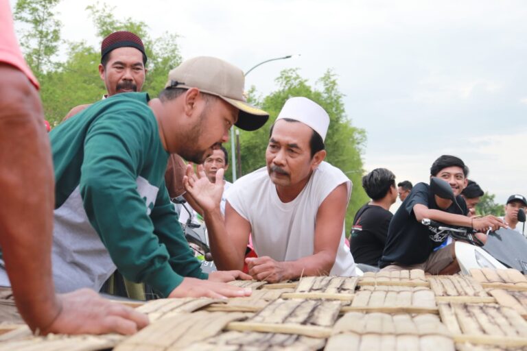 Tanggul Jebol, Pemkab Gresik Kerahkan Satu Unit Ekskavator