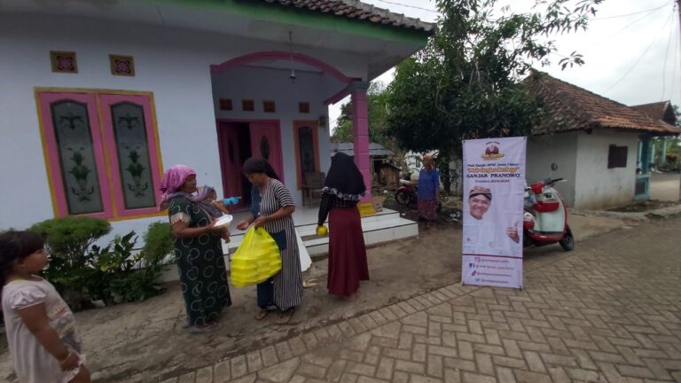 Mak Ganjar Bantu Korban Bencana Angin Puting Beliung di Pasuruan