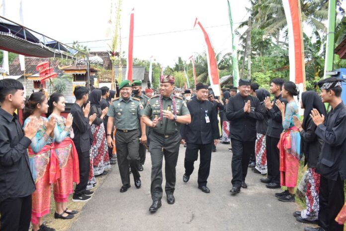 Danpusterad Letjen TNI Teguh Muji Angkasa berkunjung ke Kampung Pancasila, Desa Patoman, Kecamatan Blimbingsari, Banyuwangi, Kamis (26/10/2022) siang/udi