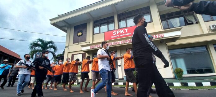 Polisi menggiring para pelaku pencurian dengan pemberatan dan kekerasan di Polresta Banyuwangi.