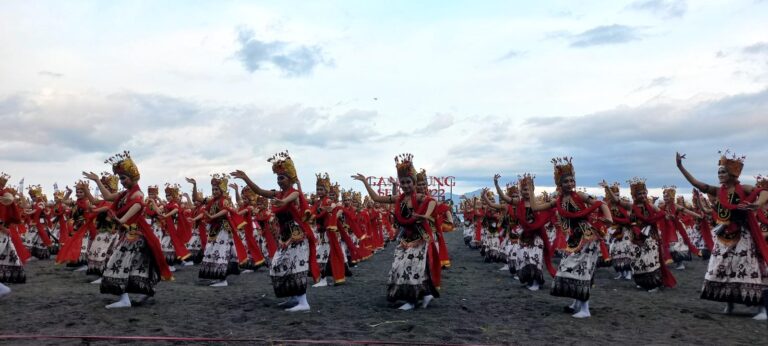 Seribu lebih penari tampil dalam even Gandrung Sewu di Pantai Boom, Banyuwangi, Sabtu (29/10/2022) sore/udi.