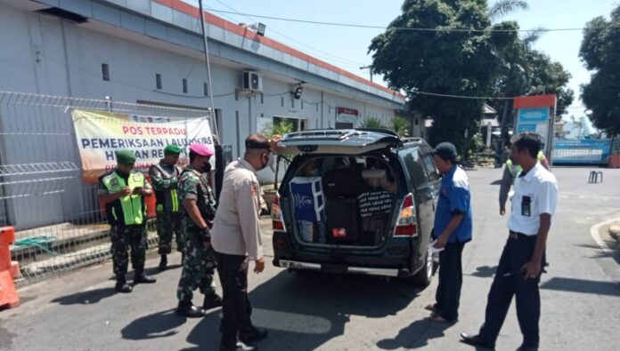 Polisi bersama TNI memeriksa penumpang di Pelabuhan Ketapang, Banyuwangi, Senin (31/10/2022).