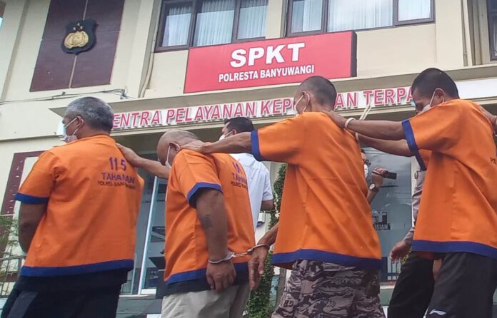 Empat pelaku perampokan pasutri di Giri, Banyuwangi diamankan di Polresta Banyuwangi, Rabu (26/10/2022) sore.