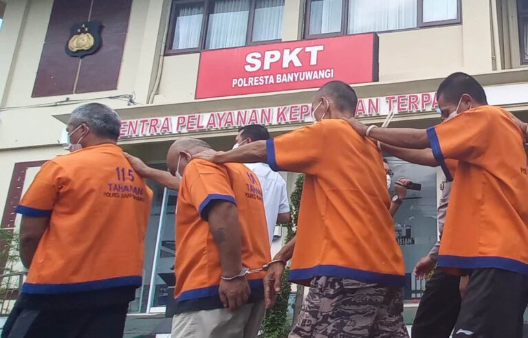 Empat pelaku perampokan pasutri di Giri, Banyuwangi diamankan di Polresta Banyuwangi, Rabu (26/10/2022) sore.