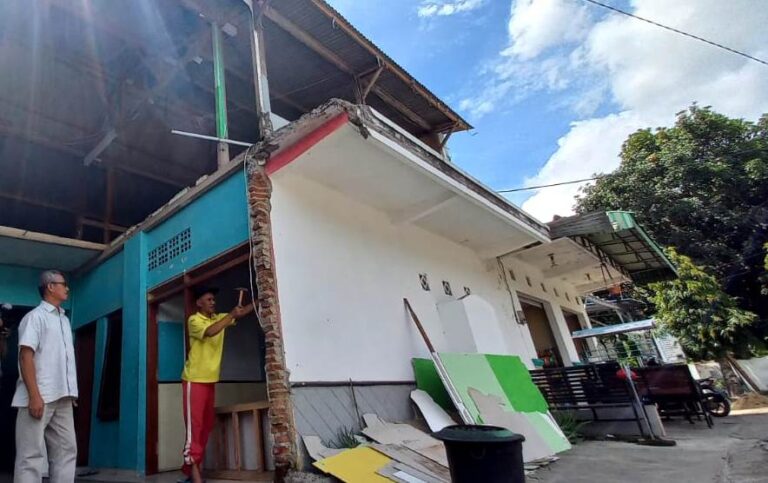 Warga terdampak pelebaran stasiun Banyuwangi Kota mulai membongkar bangunannya, Selasa (25/10/2022) siang.