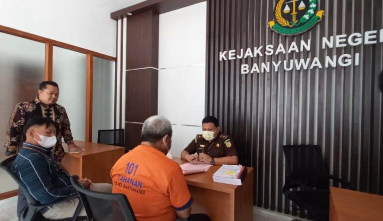 Pengasuh ponpes tersangka pencabulan santriwati dilimpahkan ke Kejaksaan Negeri Banyuwangi, Selasa (25/10/2022) siang.