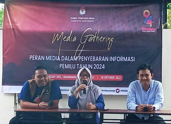 Komisioner KPUD Banyuwangi dalam media gathering, belum lama ini.