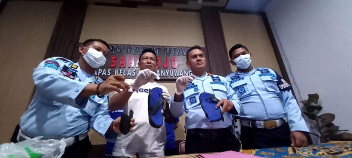 Kalapas Banyuwangi Wahyu Indarto bersama polisi menunjukkan sabu yang diselundupkan dalam sandal jepit, Kamis (3/11/2022) siang/udi.