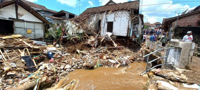 Jembatan rusak parah diterjang banjir di Desa Kalibaru Wetan, Kecamatan Kalibaru, Banyuwangi, Jumat (4/11/2022) siang/udi