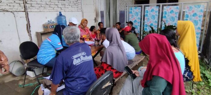 Warga terdampak banjir di Desa Kalibaru Wetan, Kecamatan Kalibaru, Banyuwangi mendapatkan layana adminduk, Senin (7/11/2022) siang/udi
