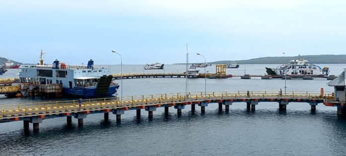 Aktivitas kapal di Pelabuhan Ketapang, Banyuwangi, Selasa (8/11/2022) siang.