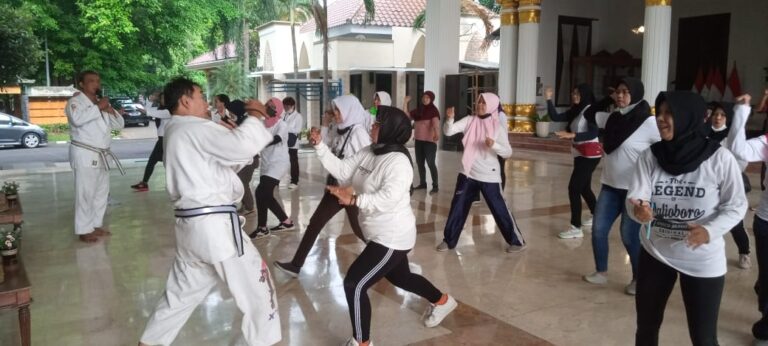 Ika Unair Beri Pelatihan Bela Diri Ratusan Ojol Perempuan