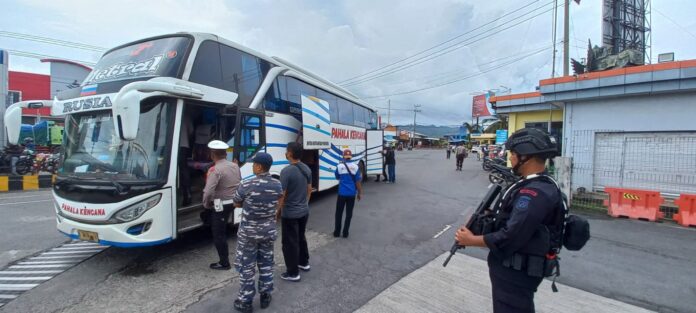 Personel bersenjata mengawasi pemeriksaan penumpang di Pelabuhan Ketapang, Banyuwangi, Rabu (9/11/2022) siang/udi.