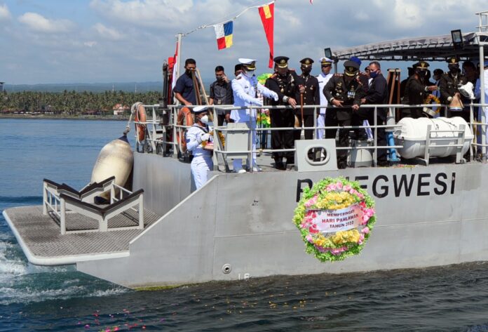 Jajaran TNI AL bersama Forkopimda menggelar tabur bunga di Selat Bali, Kamis (10/11/2022) pagi.