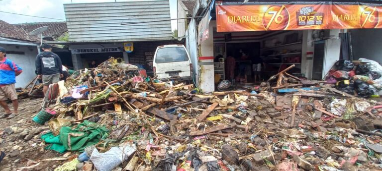 Sejumlah rumah di Desa Kalibaru Wetan, Kecamatan Kalibaru, Banyuwangi, rusak diterjang banjir bandang, Kamis (3/11/2022) lalu.