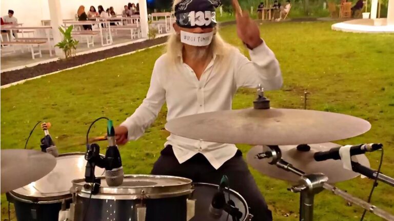 Kunto Hartono Gebuk Drum dengan Mata Ditutup Angka 135 & Mulut Bertuliskan #UsutTuntas