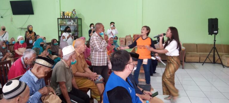 Ketika Eyang-eyang Bergoyang Bersama Ika FISIP Unair