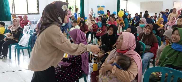 Ika Unair Sidoarjo Adakan Bagi Sembako dan Parenting Gadget untuk Anak